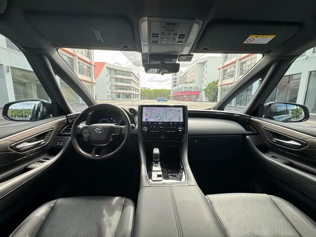 Toyota Alphard — миниатюра 10