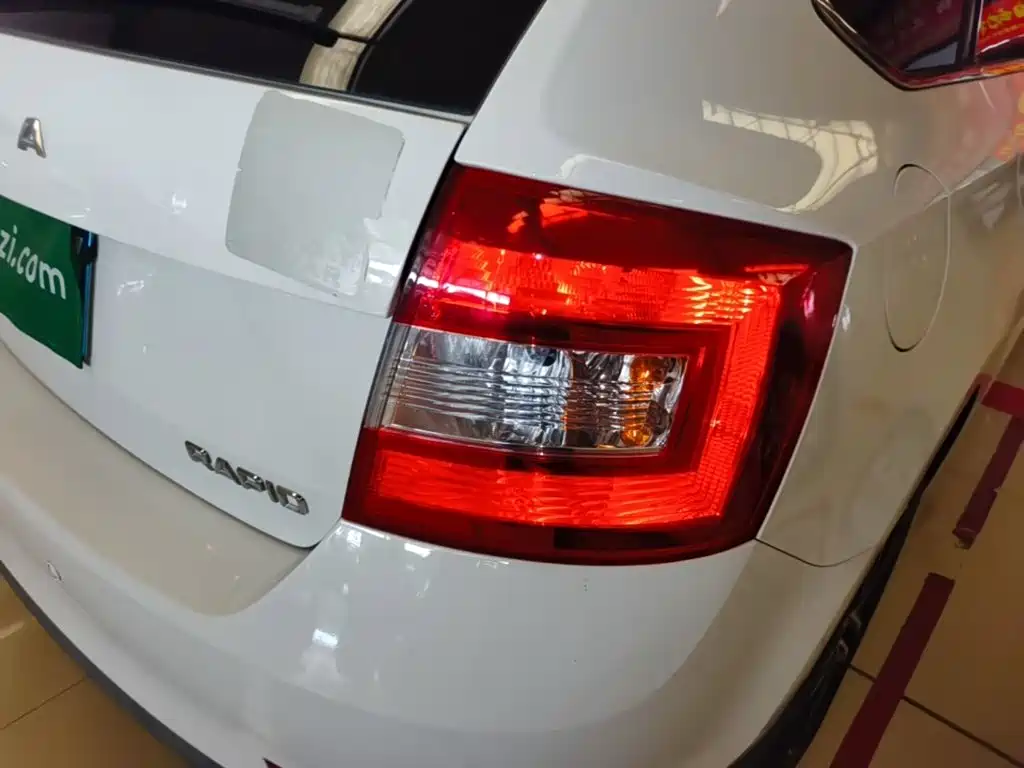 Skoda Rapid Spaceback — миниатюра 8