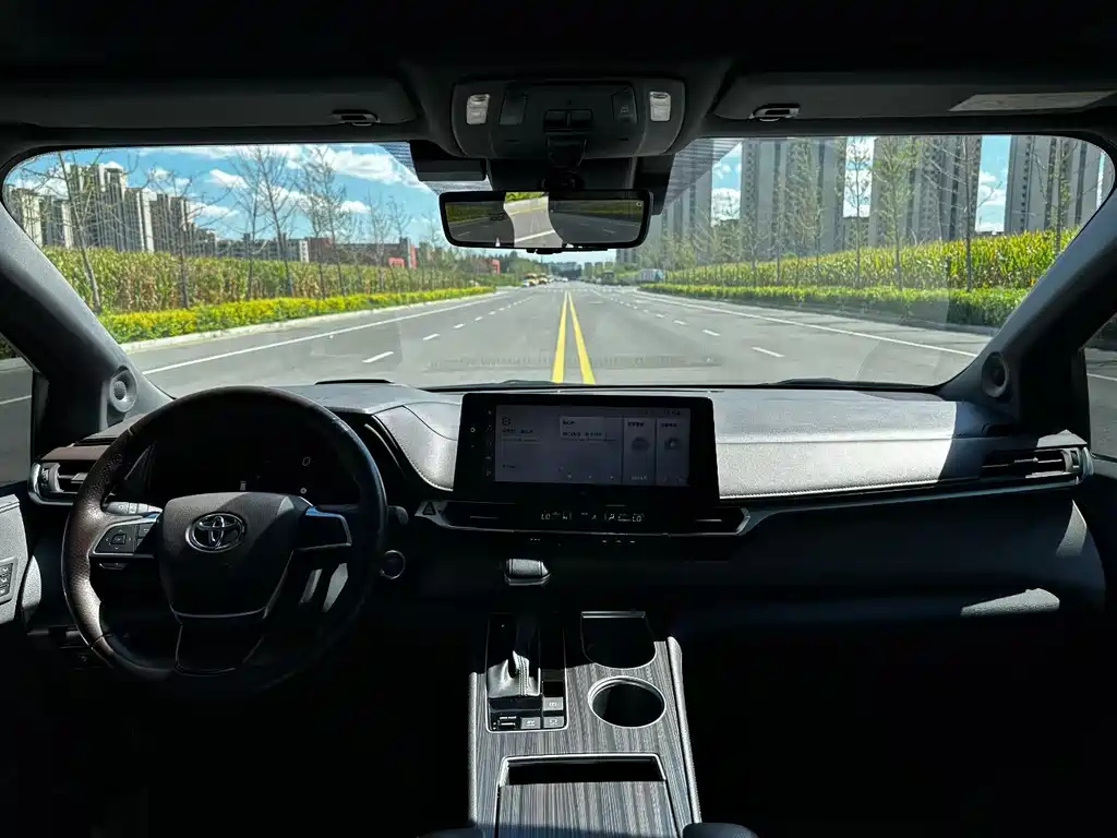 Toyota Granvia — миниатюра 3