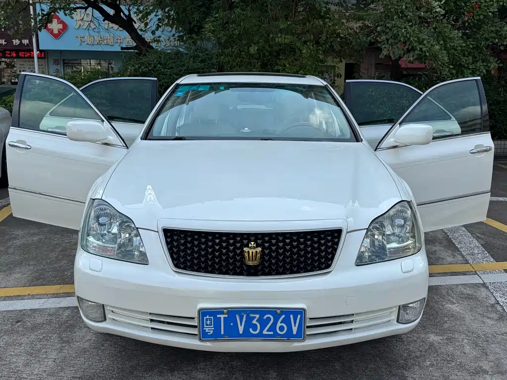 Toyota Crown — миниатюра 8