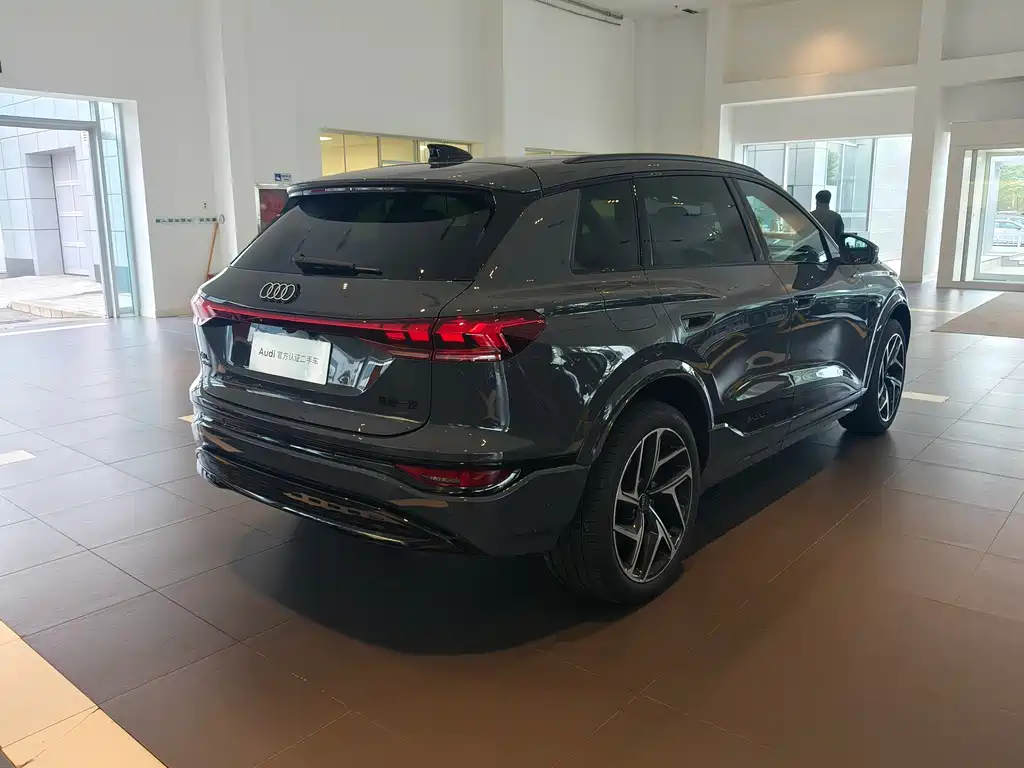 AUDI Q6L E TRON