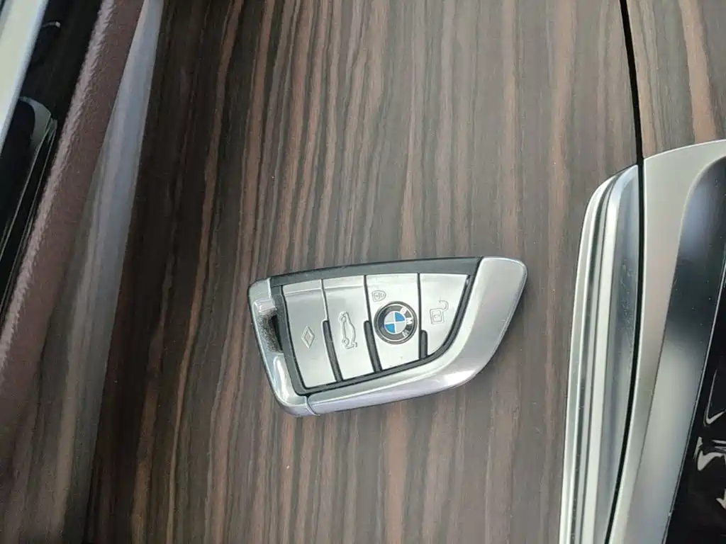 BMW 5 Series — миниатюра 9