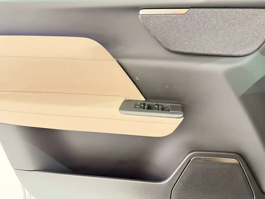 Volvo XC70 PHEV — миниатюра 16
