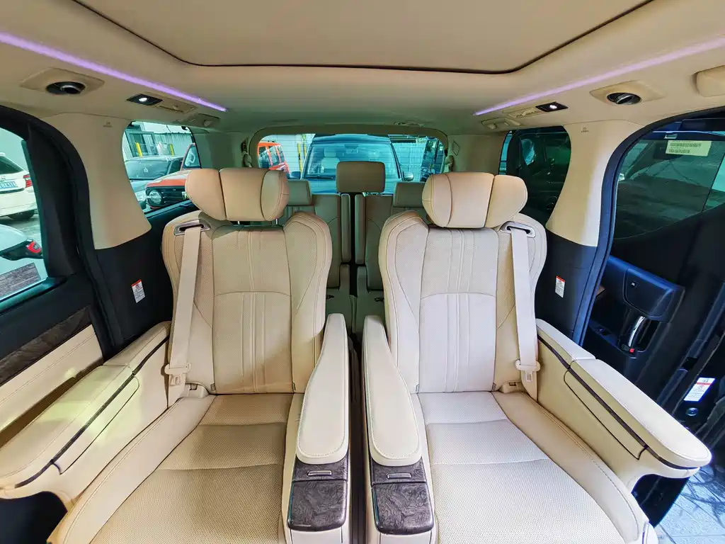 Toyota Alphard — миниатюра 8