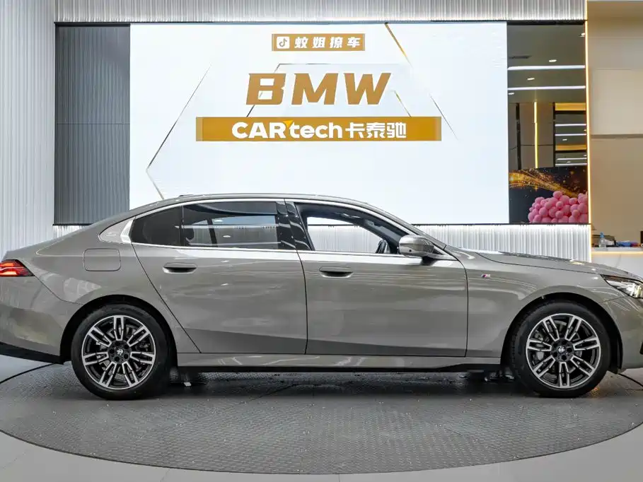BMW 5 Series — миниатюра 4