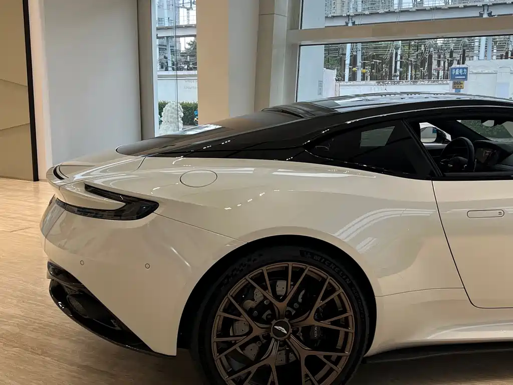 Aston Martin DB12 — миниатюра 7