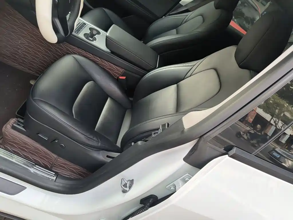 Tesla Model Y — миниатюра 15