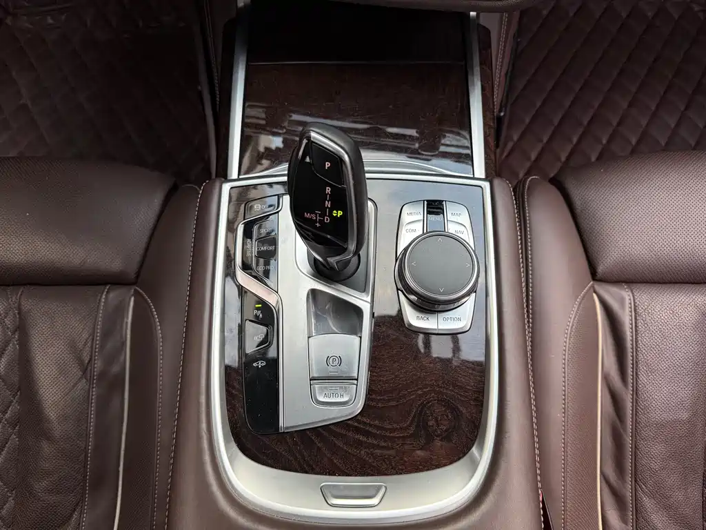 BMW 7 Series — миниатюра 11