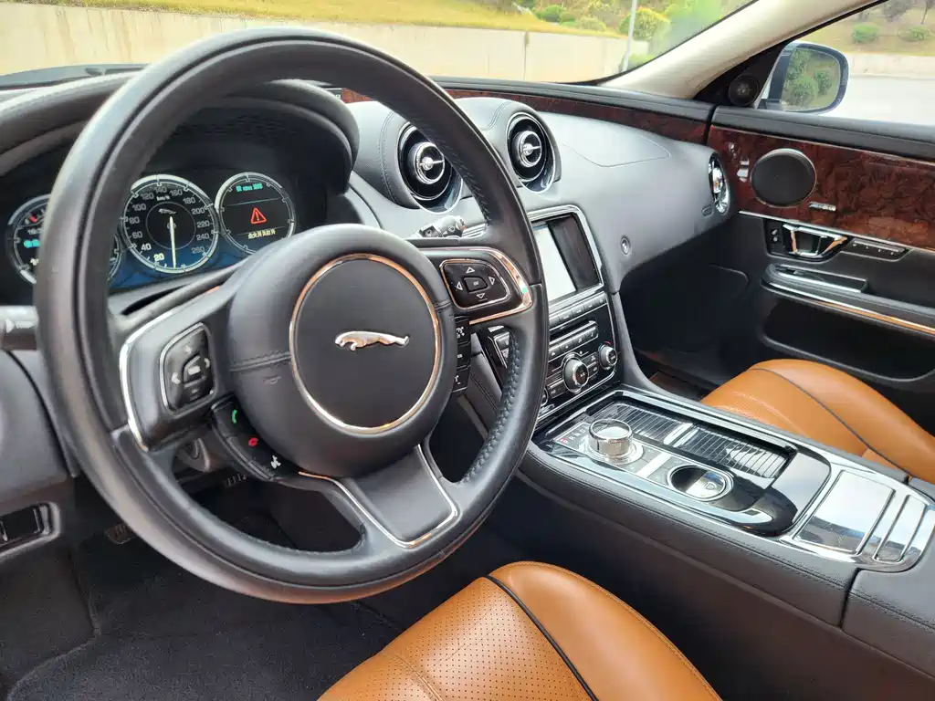 Jaguar XJ — миниатюра 11