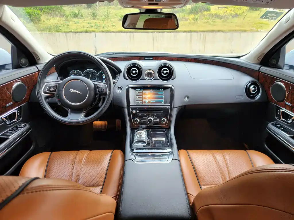Jaguar XJ — миниатюра 16