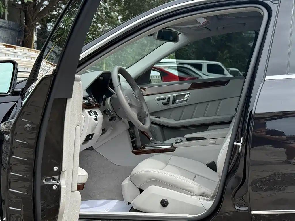 Mercedes-Benz E-Class — миниатюра 9
