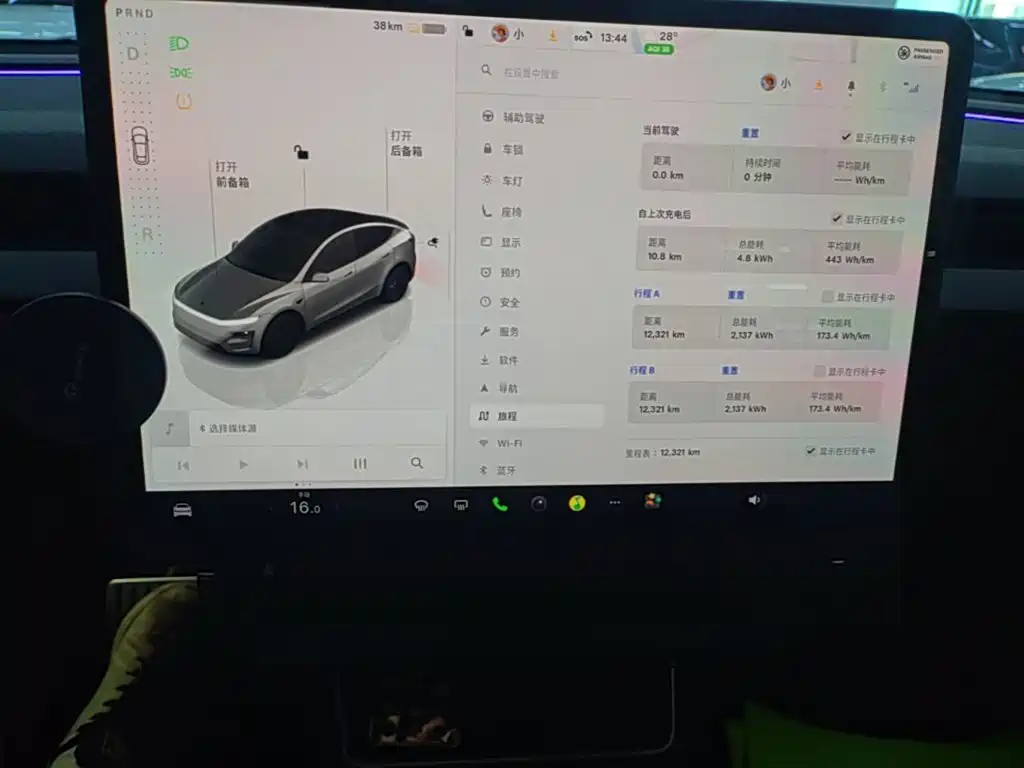 Tesla Model Y — миниатюра 12