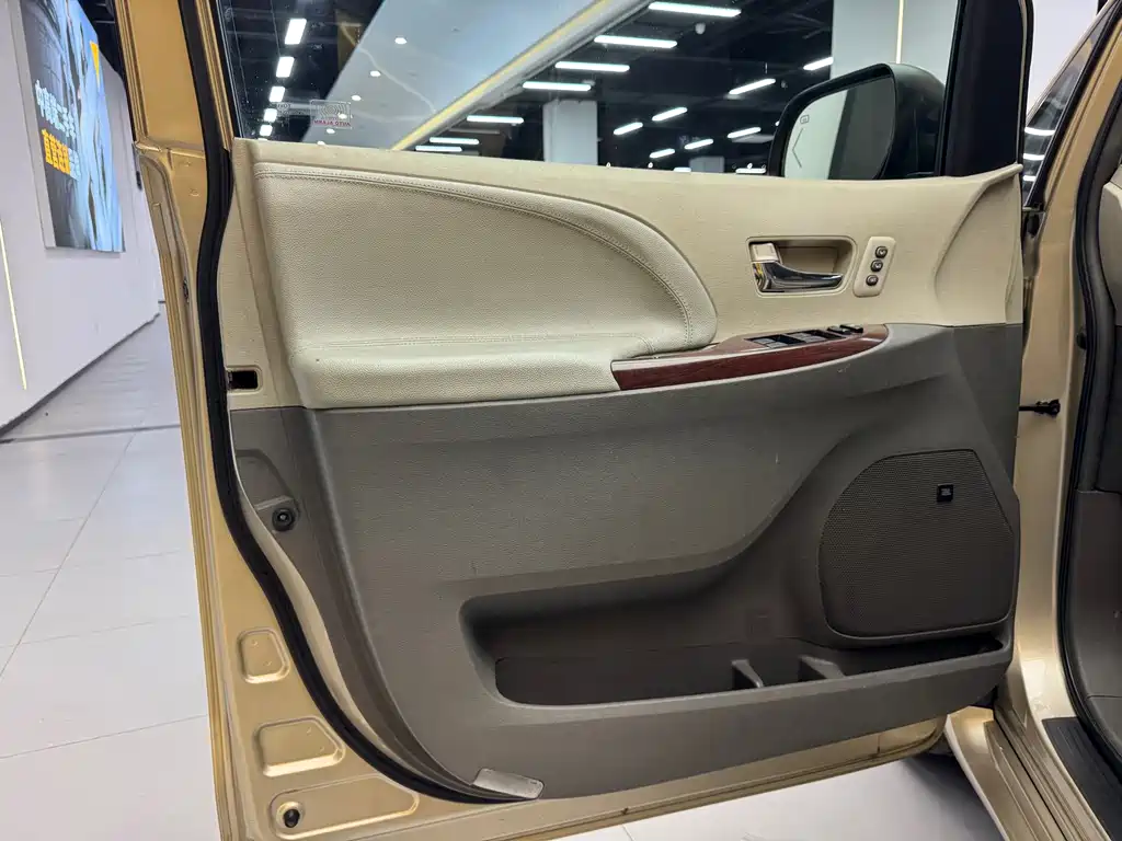 Toyota Sienna — миниатюра 8