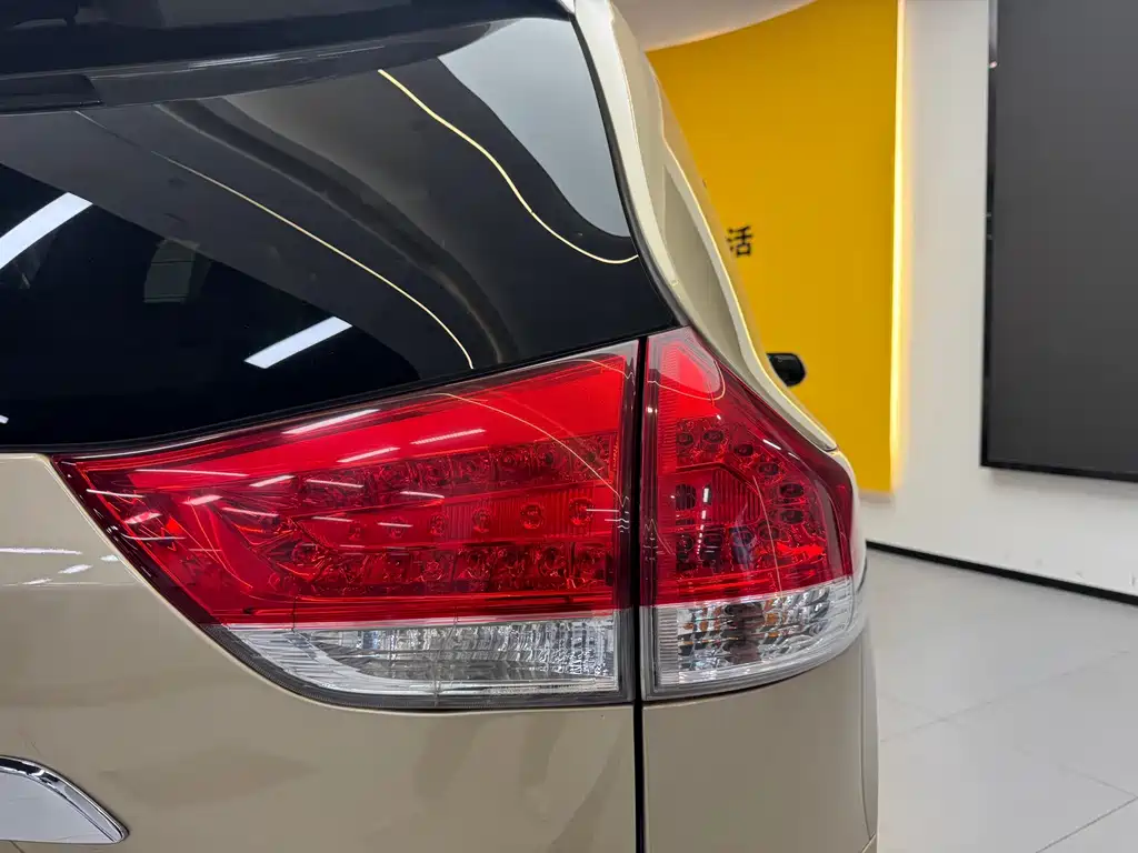 Toyota Sienna — миниатюра 26