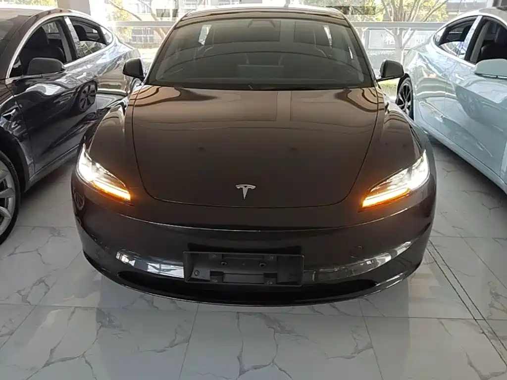 Tesla Model 3 — миниатюра 3