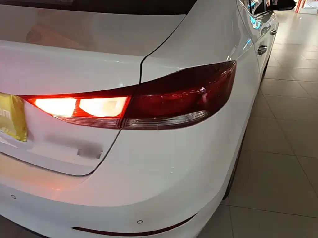 Hyundai Elantra — миниатюра 8