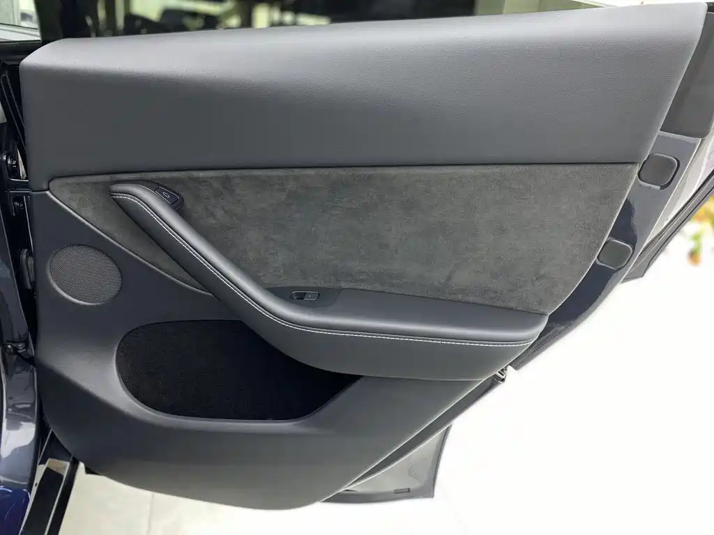 Tesla Model Y — миниатюра 26