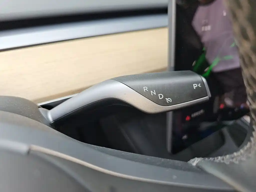Tesla Model Y — миниатюра 10