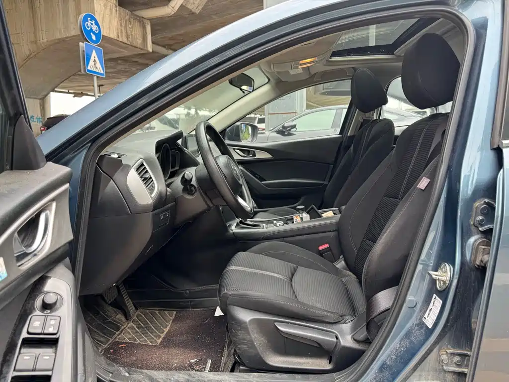 Mazda Mazda3 3 2017 1.5L AT Luxury V