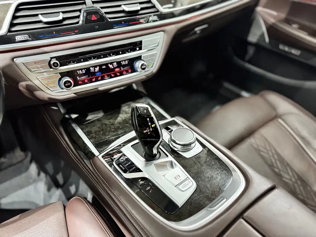 BMW 7 Series — миниатюра 13