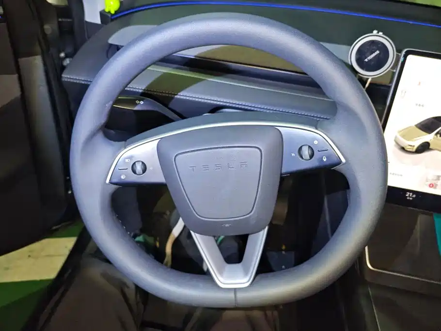 Tesla Model Y — миниатюра 15