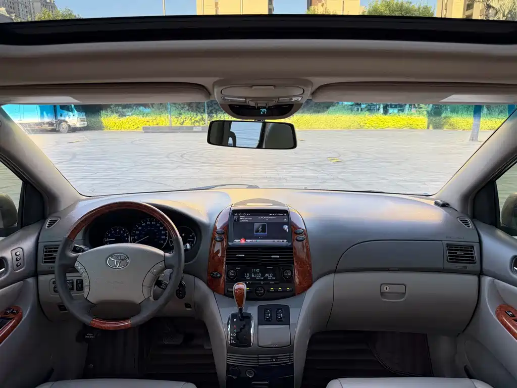 Toyota Sienna — миниатюра 12