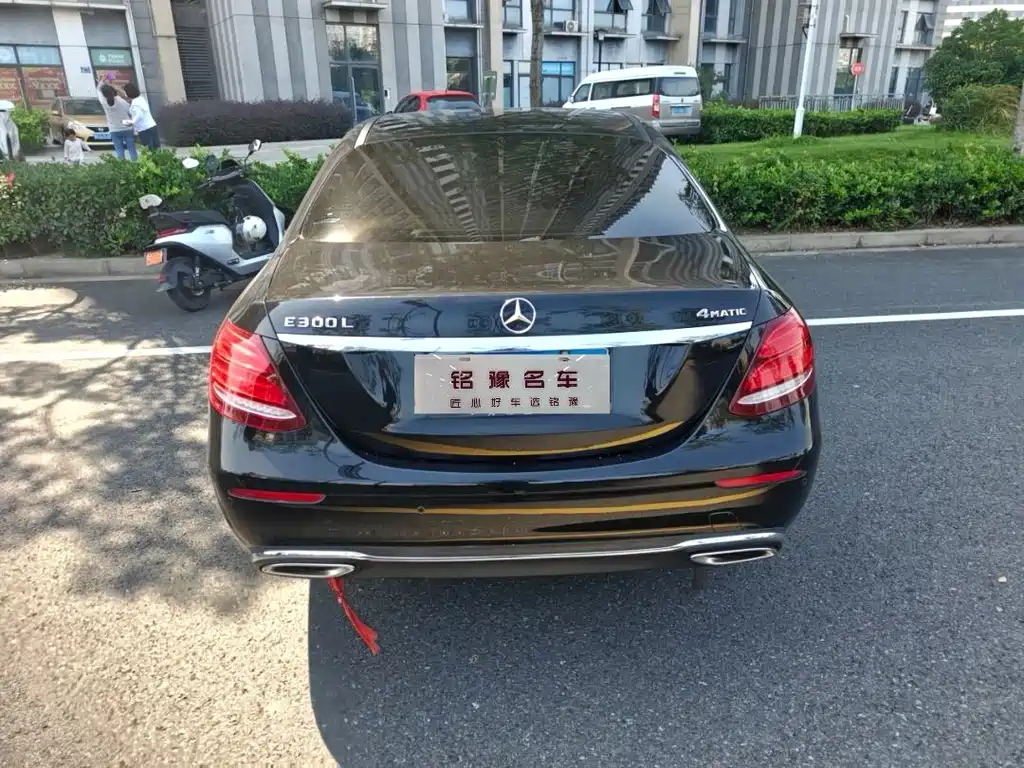 Mercedes-Benz E-Class — миниатюра 8