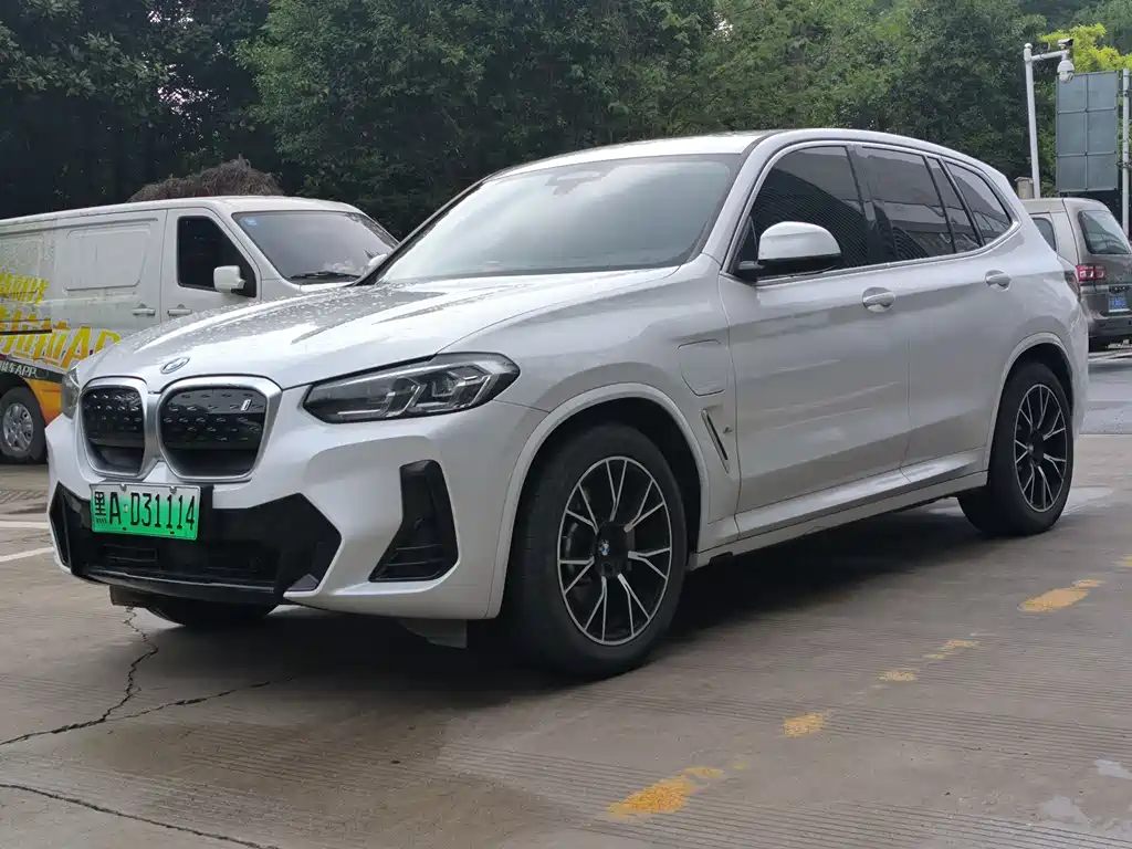 BMW iX3 2024