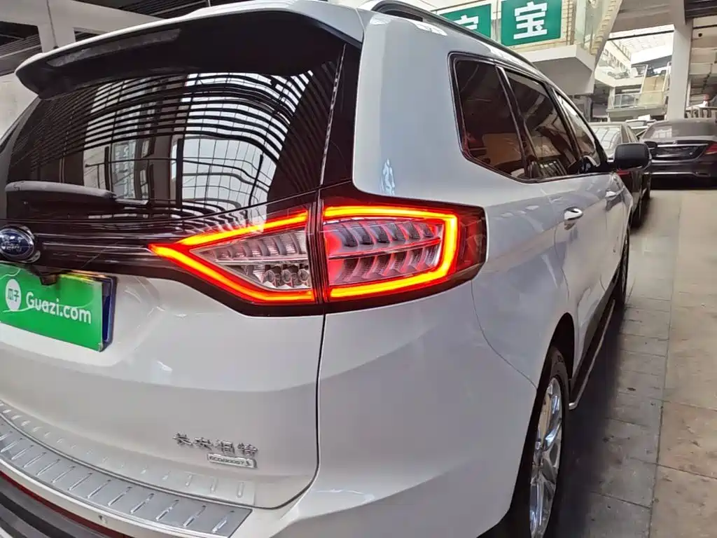 Ford Edge — миниатюра 8