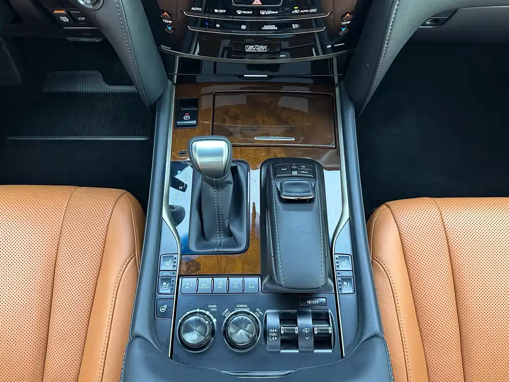 Lexus LX 570 Dynamic Luxury Edition, фото 17