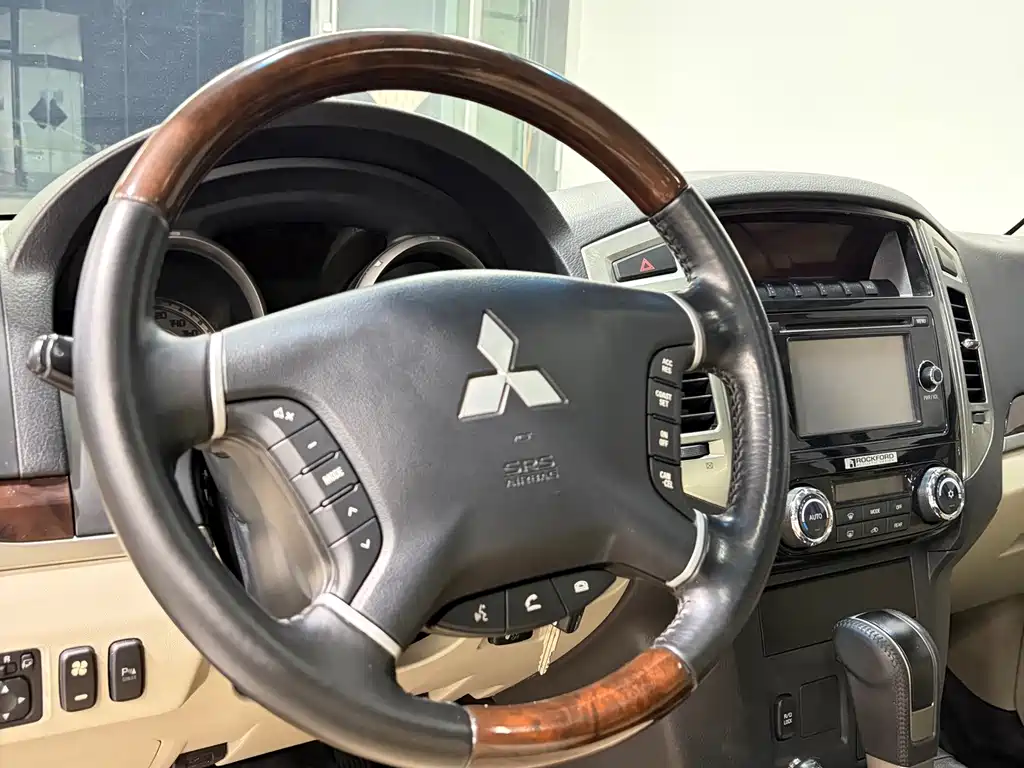 Mitsubishi Pajero (Import) — миниатюра 9