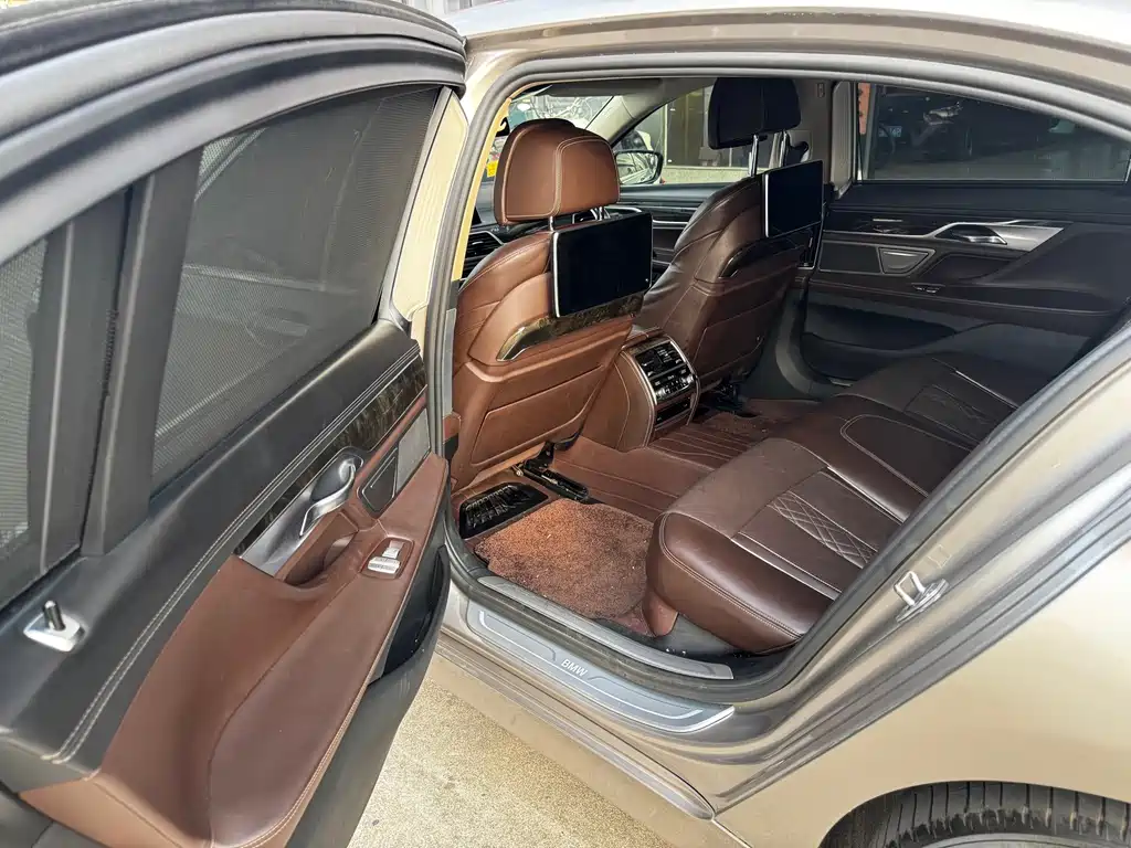 BMW 7 Series — миниатюра 10