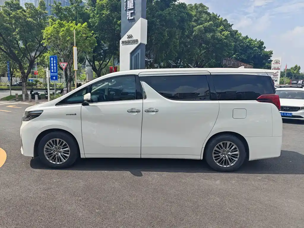 Toyota Alphard — миниатюра 11