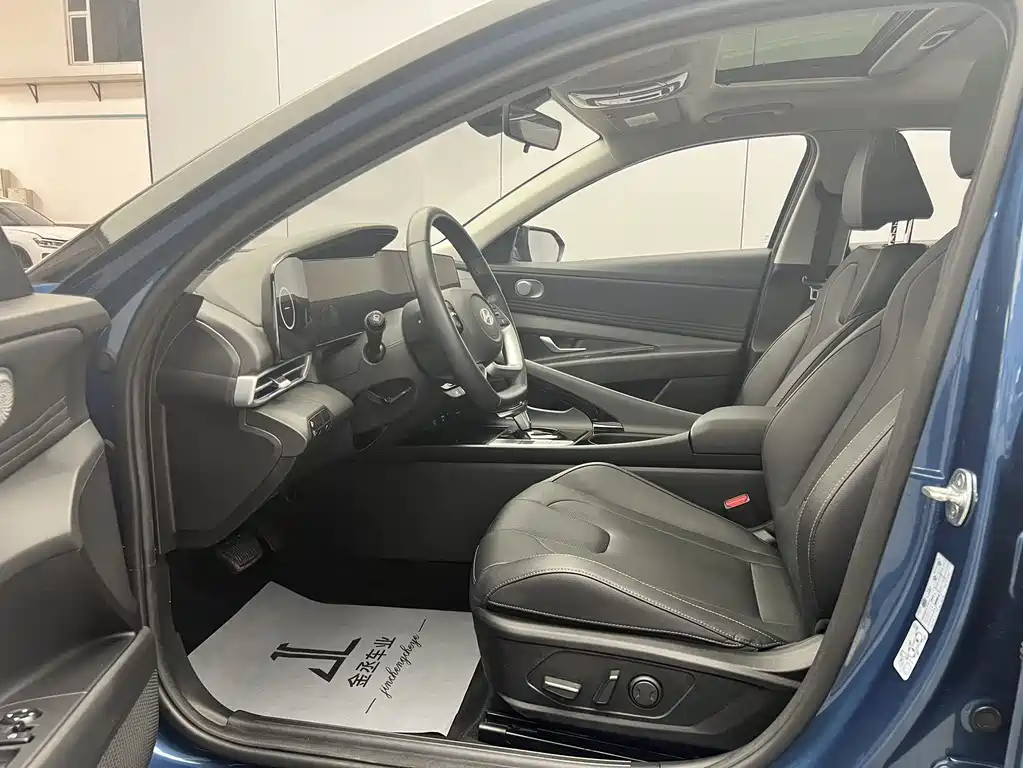 Hyundai Elantra 2023 1.5L CVT TOP Flagship