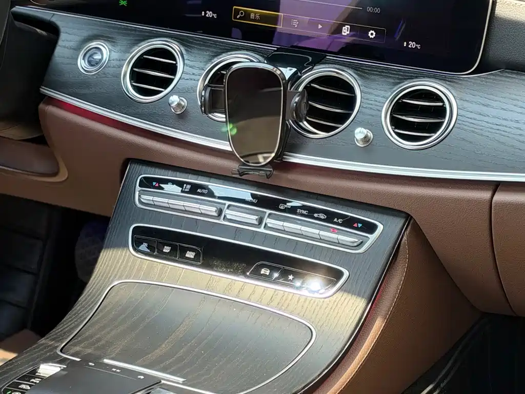 Mercedes-Benz E-Class — миниатюра 11