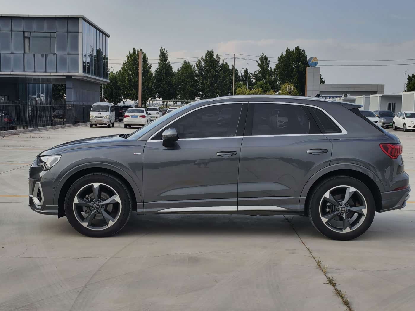 Audi Q3 1.4 л 2023 г. Серебристо-серый, пробег 27000 км