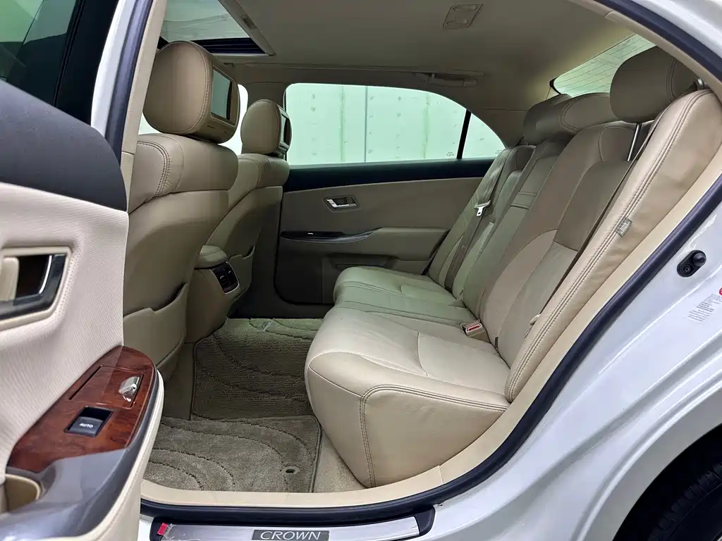 Toyota Crown — миниатюра 9