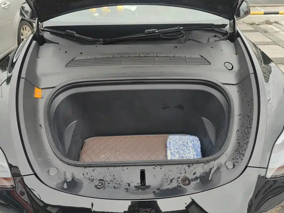 Tesla Model Y — миниатюра 10