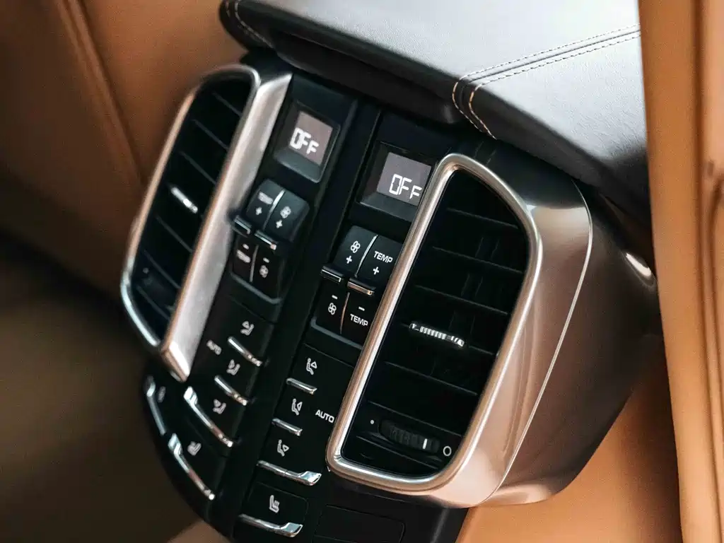 Porsche Cayenne — миниатюра 19