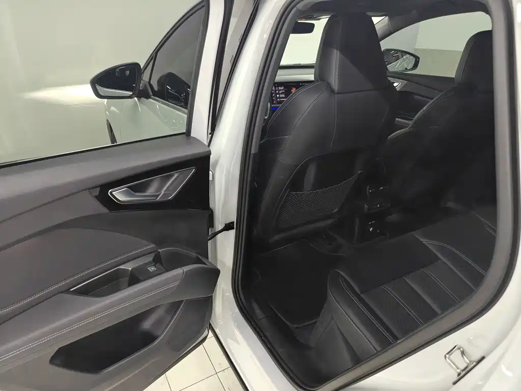 Audi Q4 e-tron — миниатюра 12