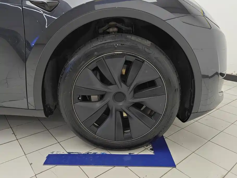 Tesla Model Y — миниатюра 6