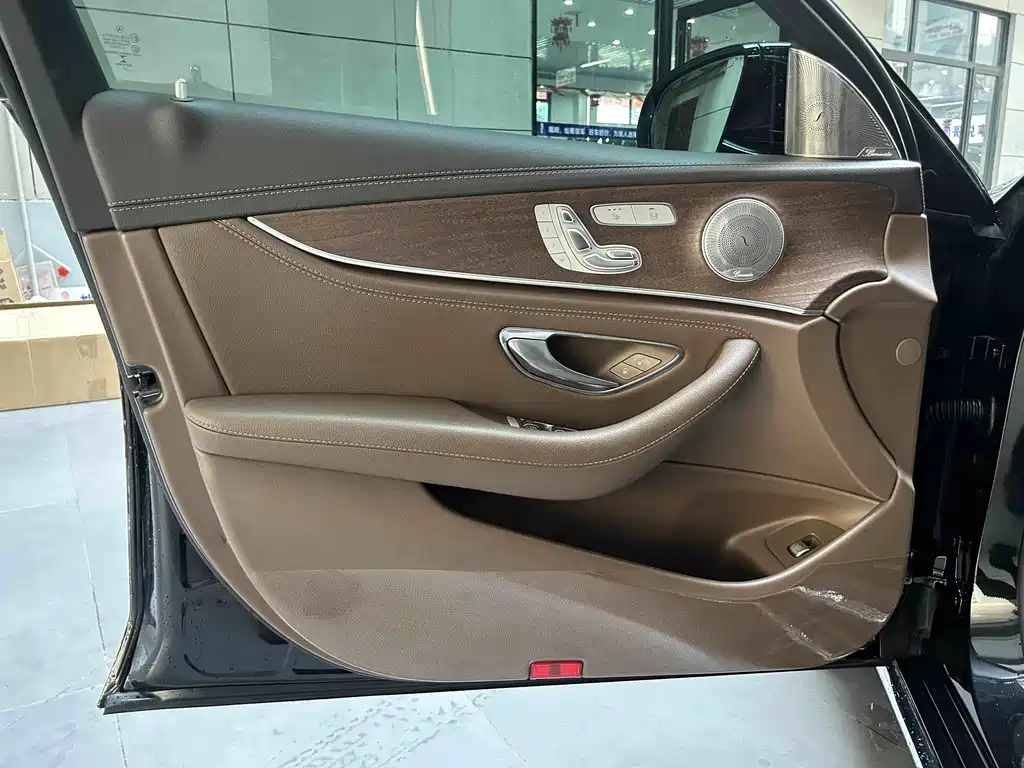 Mercedes-Benz E-Class — миниатюра 18