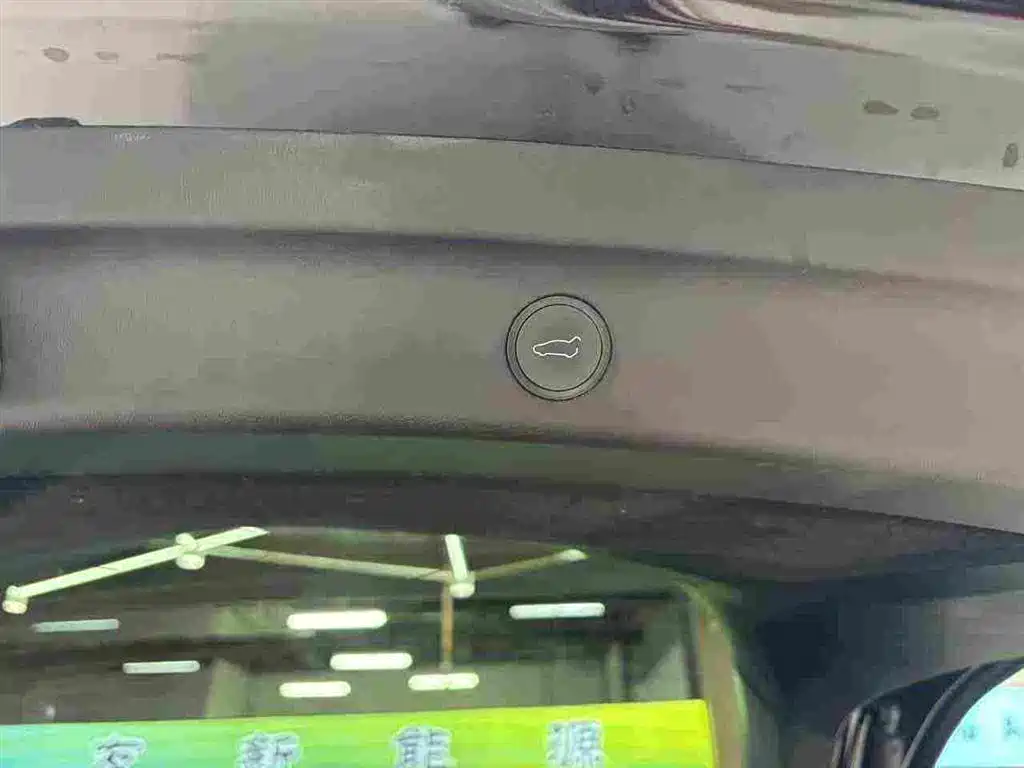 Tesla Model Y — миниатюра 18