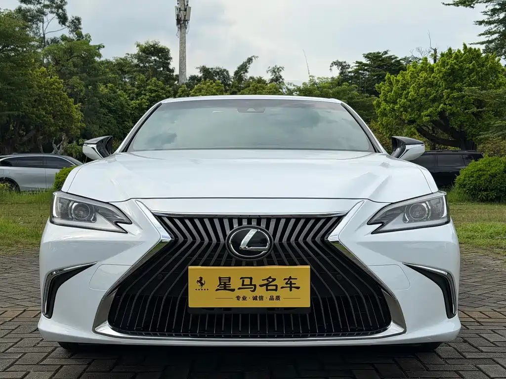Lexus ES 2020 260