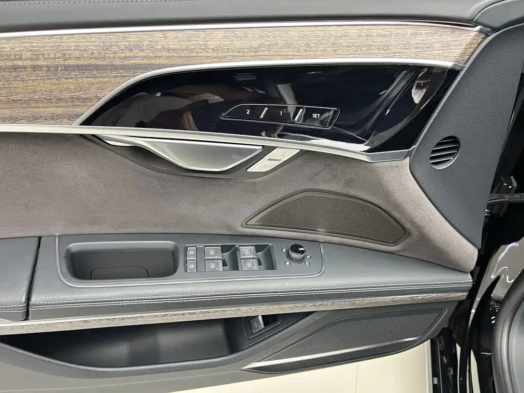 Audi A8 — миниатюра 12