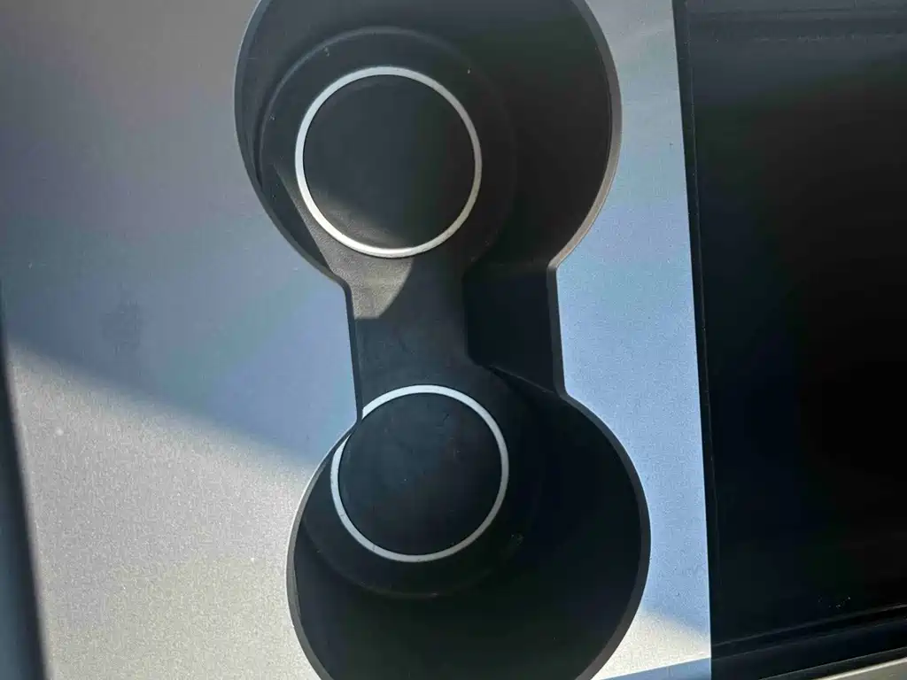 Tesla Model Y — миниатюра 26