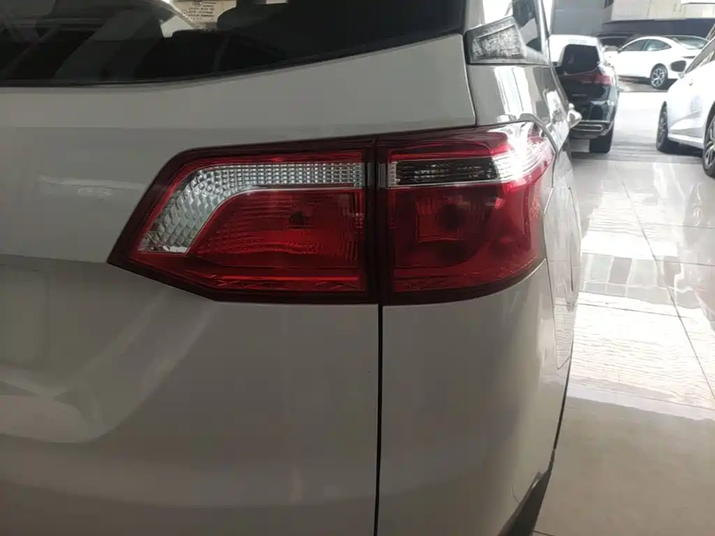 Wuling Hongguang S3 — миниатюра 8