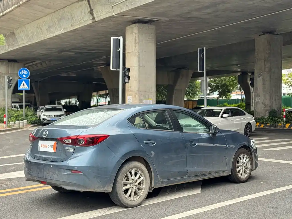 Mazda Mazda3 3 2017 1.5L AT Luxury V