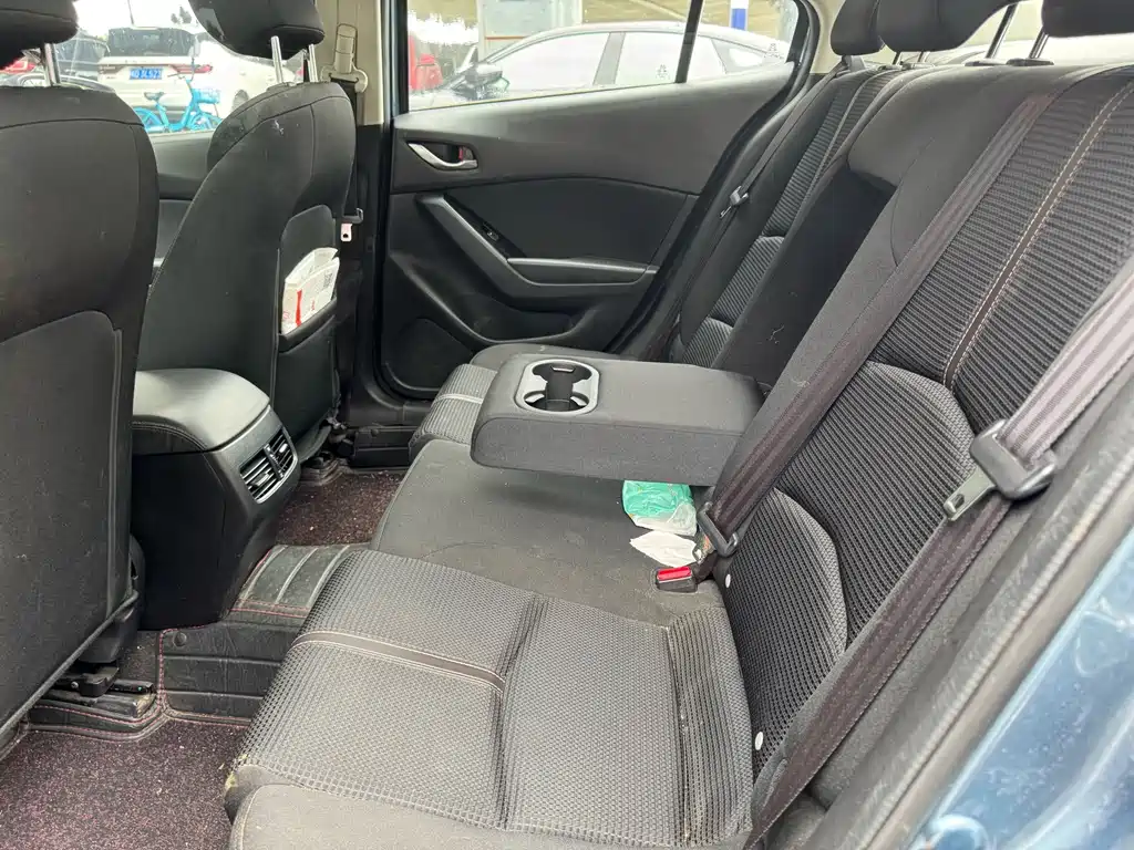 Mazda Mazda3 3 2017 1.5L AT Luxury V
