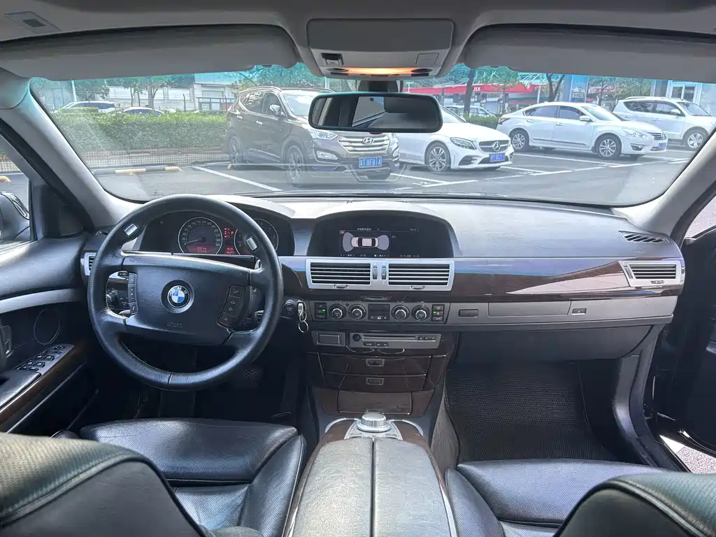 BMW 7 Series — миниатюра 11